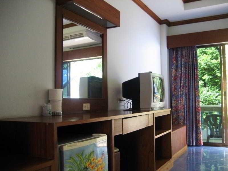 Ratana Hill Patong Aparthotel Exterior photo